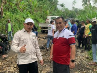 DPRD Abdurahman Dapil 3 Fraksi Gerindra Turun Langsung Perbaiki Jalan di Desa Bermi, Krucil