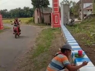 Tebing Jalan Desa Petemon Kini Berwarna, Baginda Purnomo Ajak Warga Jaga Keindahan Lingkungan