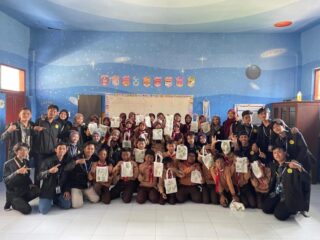 Serunya Pelatihan Ecoprint, Mahasiswa KKN UPM di SDN Kalisalam 1 Kompak Berkarya