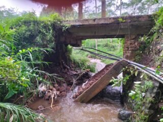 Jembatan Penghubung Desa Tambelang–Krucil Rusak Diterjang Hujan, Kendaraan Tak Bisa Melintas