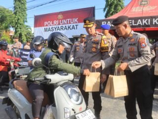 Wujud Kepedulian di Bulan Ramadan, Polres Probolinggo Bagikan Takjil kepada Pengendara