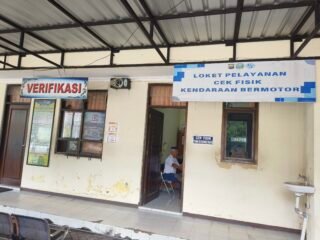 Pelayanan Prima Samsat Probolinggo, Kepala Bagian Cek Fisik Brian Utamakan Kecepatan dan Ketepatan