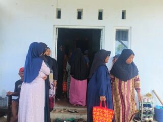 Indahnya Berbagi di Bulan Penuh Berkah, Tokoh Masyarakat Brani Wetan Bagikan Parsel