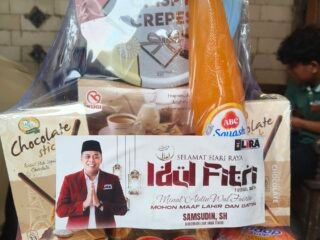 Gubernur LIRA Jawa Timur Samsudin. Bagikan Parsel Lebaran untuk Warga Desa Satreyan