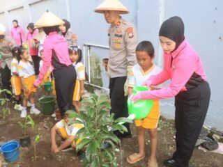 Lawan Lahan Kritis, AKBP Wahyudin Latif Gerakkan Personel Polres Probolinggo Menanam Pohon